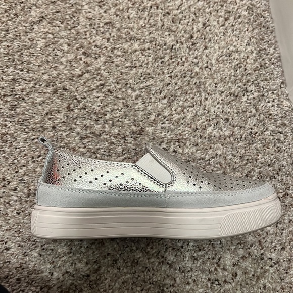 Bernie Mev.Memory foam white and silver leather shoes.Size 36.like new.Comfy. - Picture 3 of 4